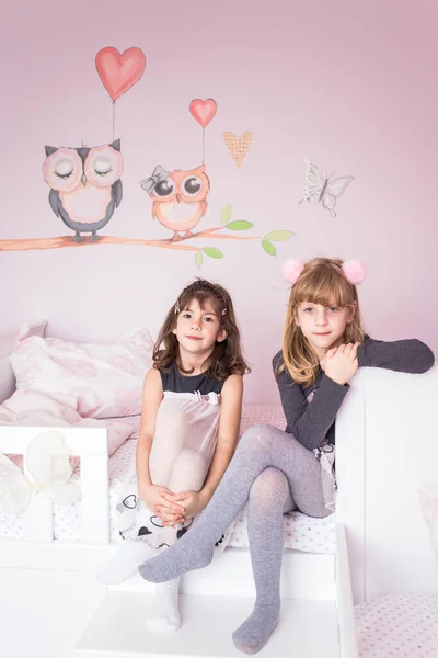 Чарівні Милі Маленькі Дівчата Сестри Близнюки Обіймаються Ліжку Прекрасній Рожевій — стокове фото