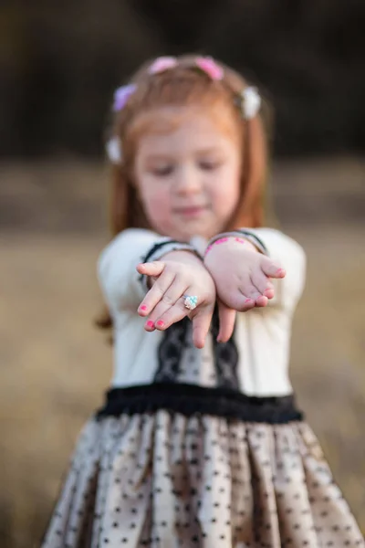 Retrato Una Adorable Niña Pelirroja Mostrando Sus Manos —  Fotos de Stock