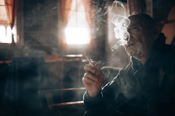Ηλικιωμένος Καπνίζει Αντιγραφή Χώρου Σκούρο Φως Ατμοσφαιρική Πραγματική Ζωή — Φωτογραφία Αρχείου
