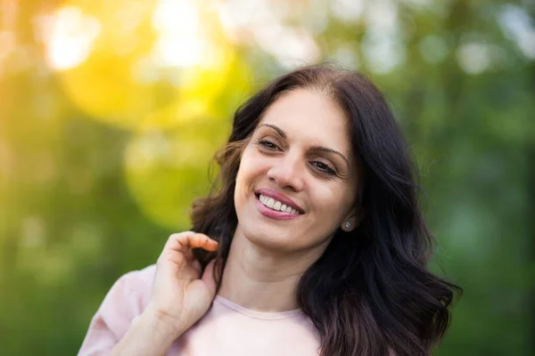 Hermosa Mujer Mediana Edad Sonriendo Ampliamente Disfrutando Vida Aire Libre —  Fotos de Stock