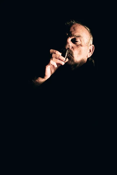 老人はラキヤを飲む 暗い光 — ストック写真