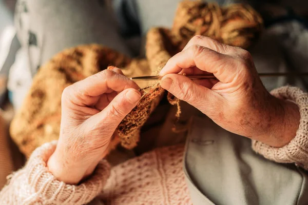 Yaşlı kadın ellerinin örgü ördüğü yakın çekim. Kış zamanı. Üst görünüm