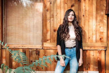 Güzel esmer bir kızın açık hava portresi.