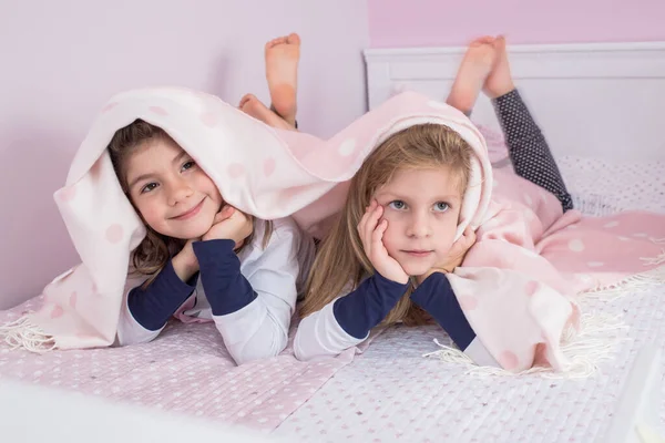 Маленькі Дівчата Сестри Лежать Ліжку Піжамі Вкриті Ковдрою — стокове фото