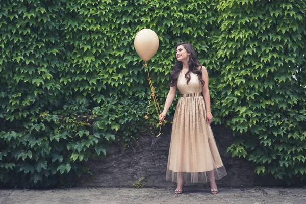 Chica Adolescente Glamoroso Vestido Oro Pie Junto Pared Verde Sosteniendo — Foto de Stock