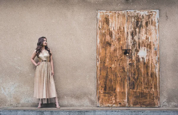Belle Adolescente Robe Dorée Glamour Debout Mur Avec Une Vieille — Photo