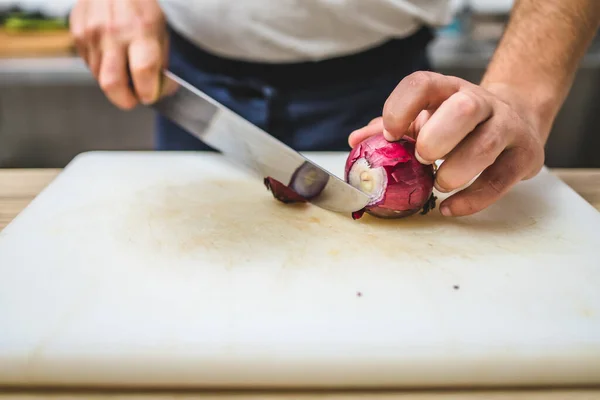 Chef Schneidet Rote Zwiebel Auf Dem Küchentisch Restaurant Zubereitung — Stockfoto