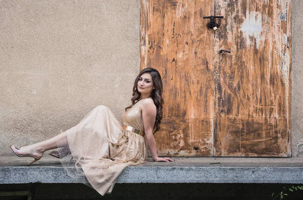 Beautiful Teen Girl Glamorous Golden Dress Sitting Wall Old Wooden — Stock Photo, Image