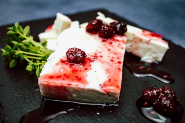 Slatko denilen meyvelerden yapılmış tatlı çöl soslu süt peyniri. Doğu Avrupa mutfağı, Sırbistan