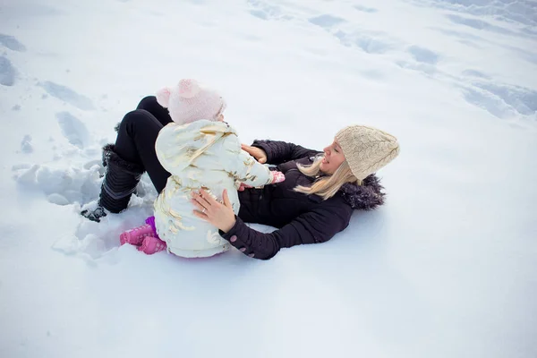 快乐的家庭 母亲穿着冬衣 女儿和儿子 — 图库照片