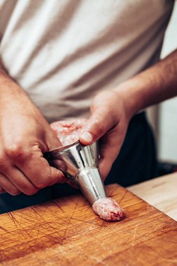 Restoran şefi kıymalı etten tatlı hazırlıyor. Doğu Avrupa mutfağı