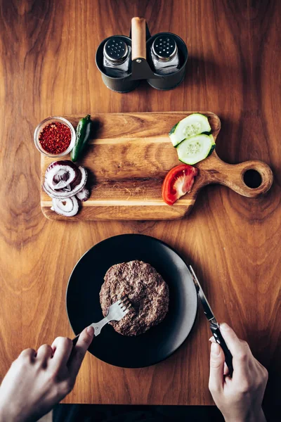 Blick Von Oben Auf Eine Person Die Burger Isst Restaurantessen — Stockfoto