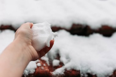 Karı tutan bir kadının yakın çekimi.