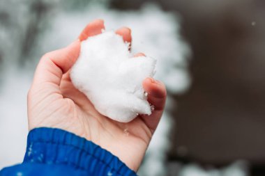 Karı tutan bir kadının yakın çekimi.