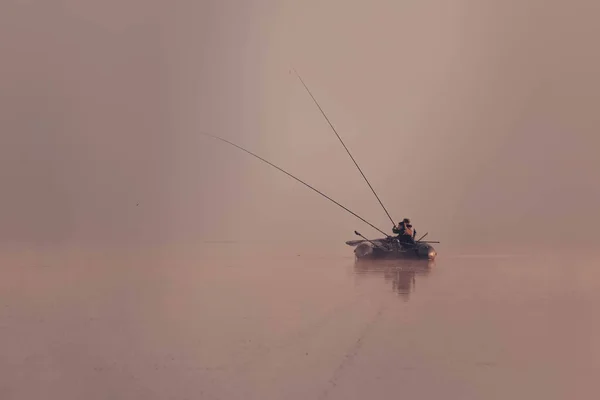 Barco Pesca Lago Por Mañana Niebla Matutina Copiar Espacio — Foto de Stock