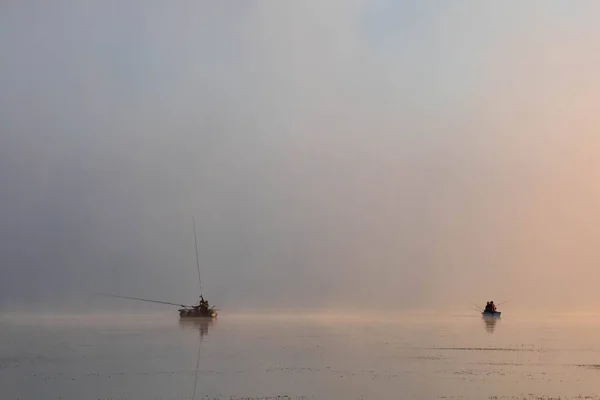 Barcos Pesca Lago Por Mañana Niebla Matutina Copiar Espacio — Foto de Stock