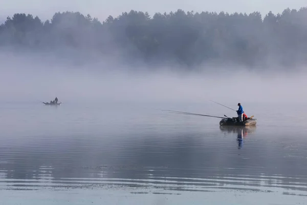 Barco Pesca Lago Por Mañana Niebla Matutina Copiar Espacio — Foto de Stock