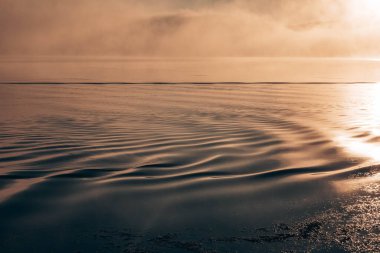 Gölün üzerinde sabah sisi. Vlasina Gölü, Doğu Sırbistan