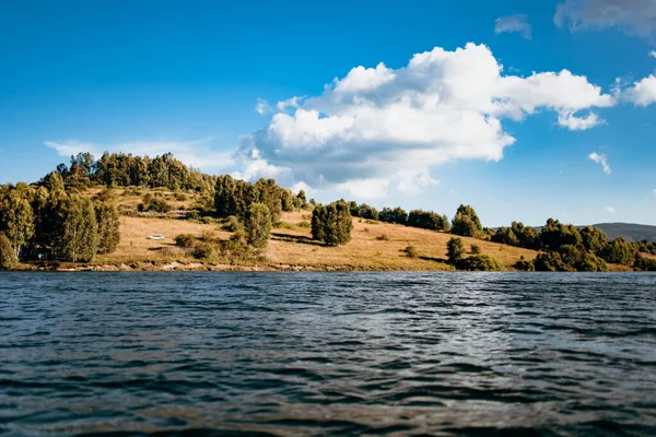 Mavi Gökyüzünde Bulutlar Olan Vlasina Gölünün Manzarası — Stok fotoğraf