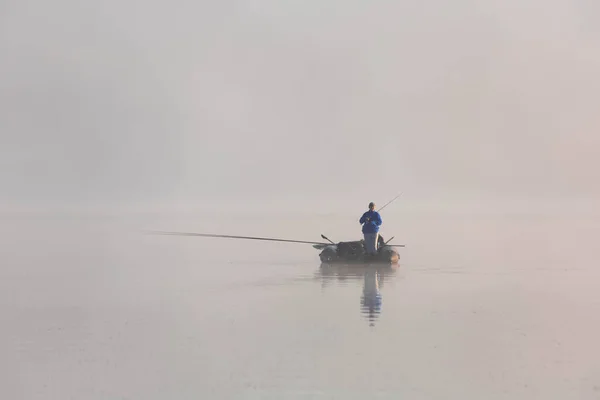 Barco Pesca Lago Por Mañana Niebla Matutina Copiar Espacio — Foto de Stock