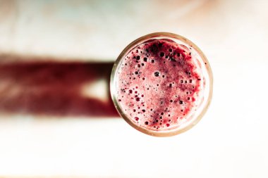 Yaban mersinli buzlu bardağın üst görüntüsü. Sağlıklı kahvaltı fikirleri