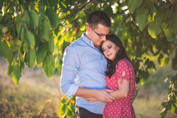 Casal Jovem Abraçado Debaixo Árvore Romance Gestos Românticos — Fotografia de Stock