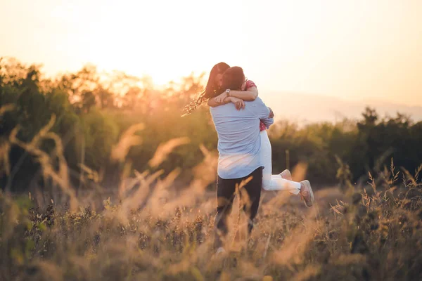 Retrato Livre Jovem Casal Namorado Levanta Sua Namorada Luz Tarde — Fotografia de Stock