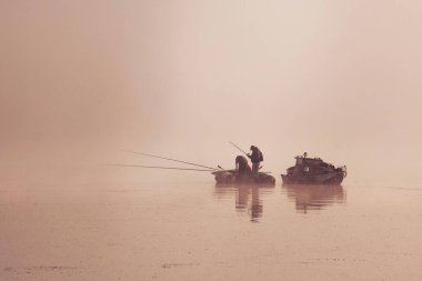 Sabahları gölde balıkçı tekneleri. Sabah sisi. Boşluğu kopyala