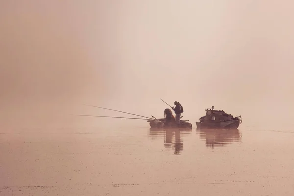 Barcos Pesca Lago Por Mañana Niebla Matutina Copiar Espacio — Foto de Stock