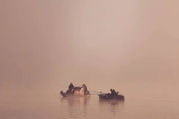 Barcos Pesca Lago Por Mañana Niebla Matutina Copiar Espacio — Foto de Stock