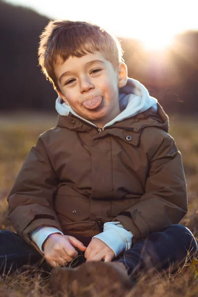 かわいい男の子の肖像画彼の舌を突き出す — ストック写真