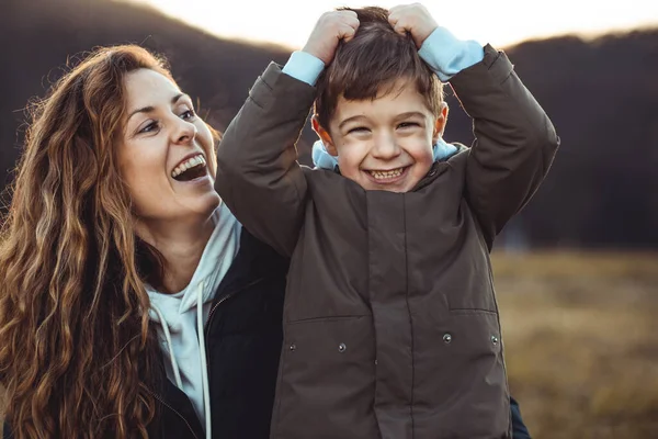 Foto Aire Libre Una Joven Mamá Con Hijo — Foto de Stock