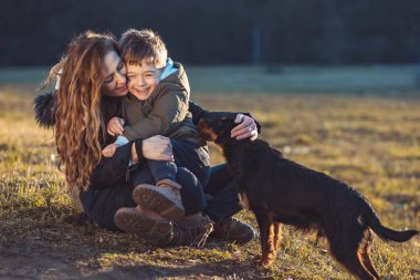 Genç anne oğlunu başıboş bir köpekten korumayı öğretiyor.