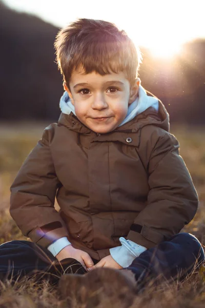 可愛くて小さな男の子の肖像画 — ストック写真