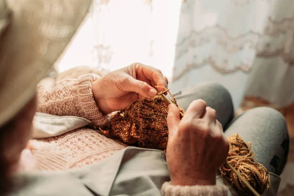 Zbliżenie Starszych Kobiet Robiących Drutach Zimą Widok Góry — Zdjęcie stockowe