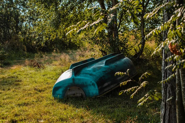 Umgekehrtes Von Unten Nach Oben Blaues Boot Seeufer — Stockfoto