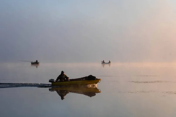 Bateaux Pêche Sur Lac Matin Brume Matinale Espace Copie — Photo