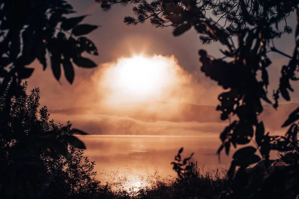 湖の上に朝の太陽 東セルビアのヴラシーナ湖 — ストック写真