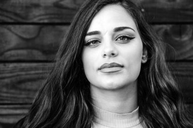 Güzel esmer bir kızın siyah beyaz portresi.