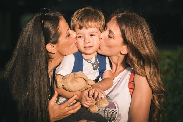 ママとおばさんがかわいい男の子とキスしてる 家族愛 — ストック写真