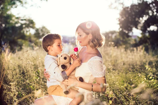 Hermosa Madre Joven Sosteniendo Hijo Rubio Sus Brazos Foto Aire — Foto de Stock