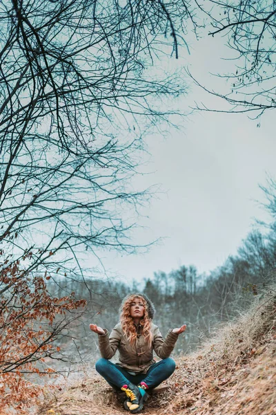 Jeune Femme Veste Hiver Assise Sur Sol Méditant Espace Copie — Photo