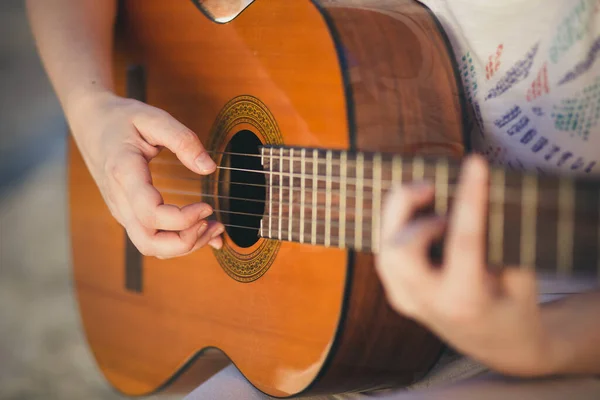 Крупним Планом Жіночі Руки Грають Класичній Гітарі — стокове фото
