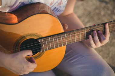Klasik gitar çalan kadın ellerinin yakın çekimi