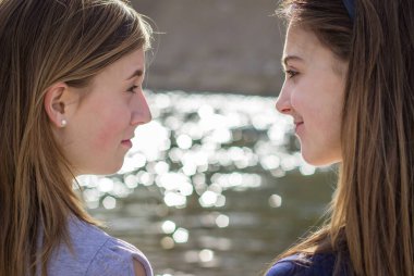 İki genç kız birbirlerine bakıyorlar..