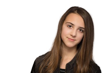 Beyaz arka planda izole edilmiş esmer bir kızın portresi.