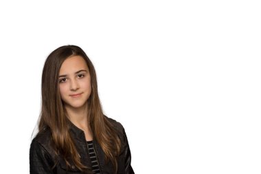 Beyaz arka planda izole edilmiş esmer bir kızın portresi.