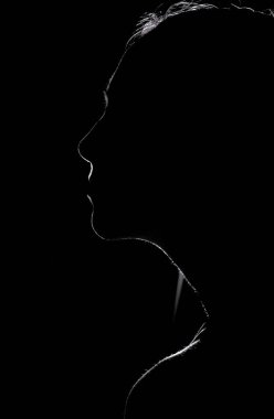 Genç bir kadının siyah beyaz yüz hatları. Siyah boşluk