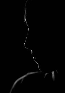 Genç bir kadının siyah beyaz yüz hatları. Siyah boşluk