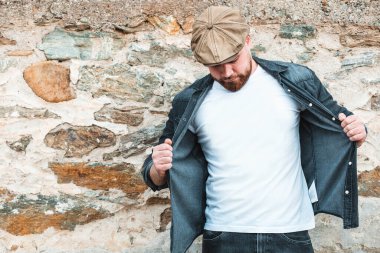 Genç, hippi adam beyaz tişört giyiyor. Boş boşluk